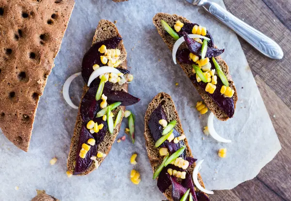 Sándwich vegetariano con verduras sobre un fondo de madera, superior v —  Fotos de Stock