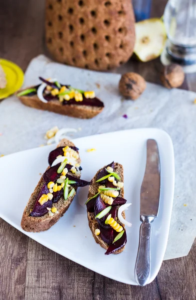 Sándwich vegetariano con verduras en plato blanco —  Fotos de Stock