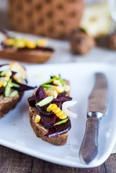 Panino vegetariano con verdure su piatto bianco, coltello — Foto Stock