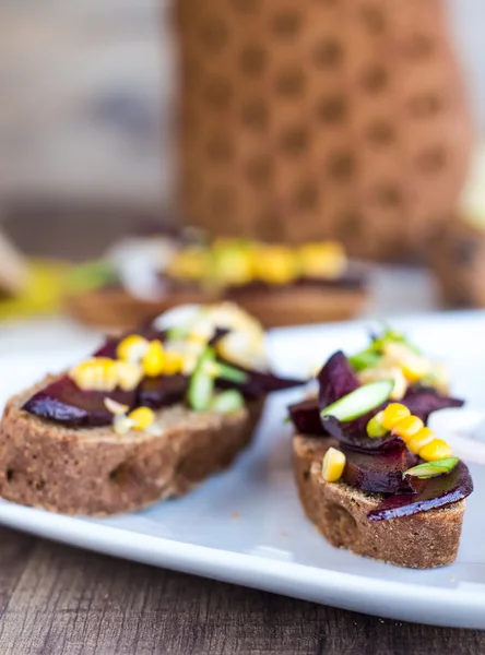 Sándwich vegetariano con verduras en plato blanco —  Fotos de Stock