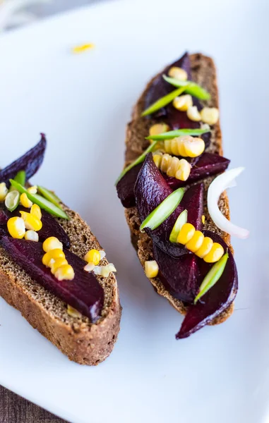 Panino vegetariano con verdure su piatto bianco — Foto Stock