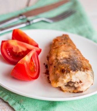 plaka, yeşil peçeteye domates ile ızgara balık 