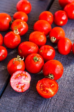 koyu ahşap tahta üzerinde kiraz kırmızı sulu domates 