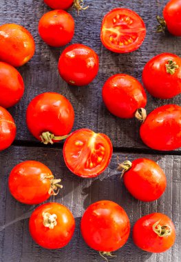 koyu ahşap tahta üzerinde kiraz kırmızı sulu domates 