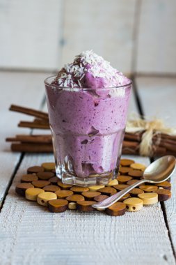 yaban mersini banana smoothie bir bardak Hindistan cevizi ile 