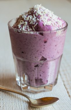 yaban mersini banana smoothie bir bardak Hindistan cevizi ile 