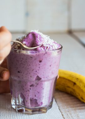 yaban mersini banana smoothie bir bardak Hindistan cevizi ile 