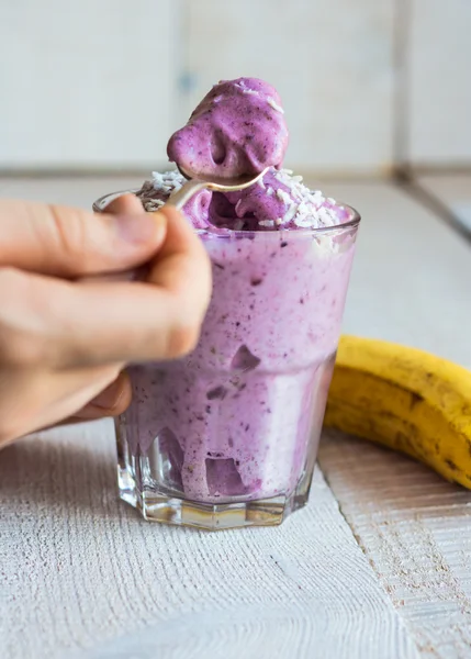 Smoothie de banana de mirtilo com coco em um copo — Fotografia de Stock