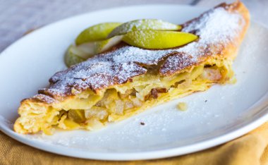 Strudel tatlı armut beyaz tabakta ile,