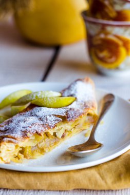 Strudel tatlı armut beyaz tabakta ile,