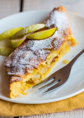 Strudel tatlı armut beyaz tabakta ile,