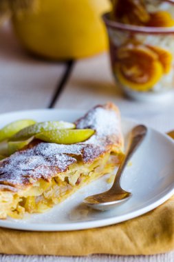 Strudel tatlı armut beyaz tabakta ile,