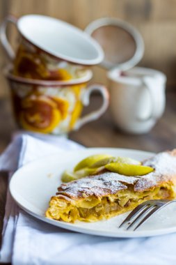elma strudel beyaz tabakta su bardağı,