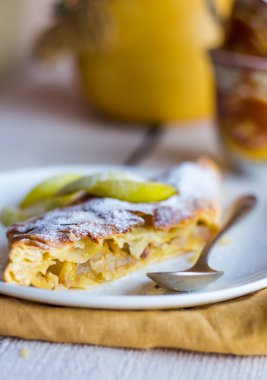 Strudel tatlı armut beyaz tabakta ile,