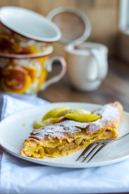 elma strudel beyaz tabakta su bardağı,