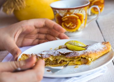 işlem Apple strudel eller, beyaz bir tabakta yemek 