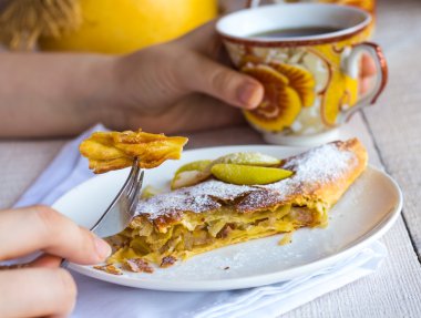 elma strudel, eller, bir beyaz tahta gemide yemek.
