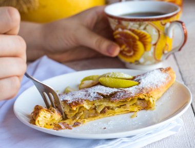elma strudel, eller, bir beyaz tahta gemide yemek.