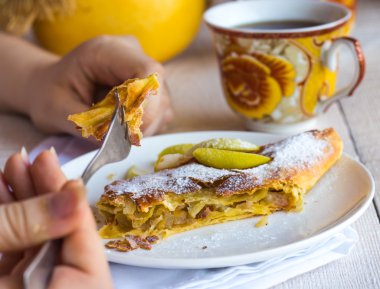 elma strudel, eller, bir beyaz tahta gemide yemek.