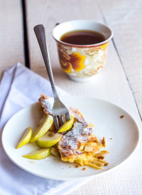 tatlı elma strudel beyaz bir tabak, çatal 