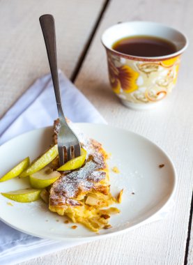 tatlı elma strudel beyaz bir tabak, çatal 
