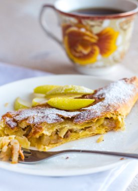 bir tabak, çatal, yemek için süreci üzerinde tatlı elma strudel 