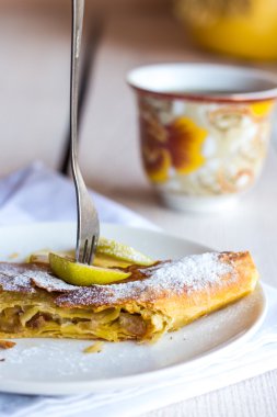 tatlı elma strudel beyaz bir tabak, çatal 