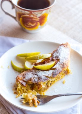 bir tabak, çatal, yemek için süreci üzerinde tatlı elma strudel 