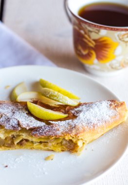 Strudel tatlı armut bir beyaz ile plaka, dikey