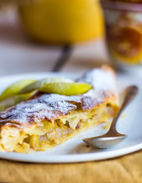 Apfelstrudel dessert met peren op een witte plaat, — Stockfoto