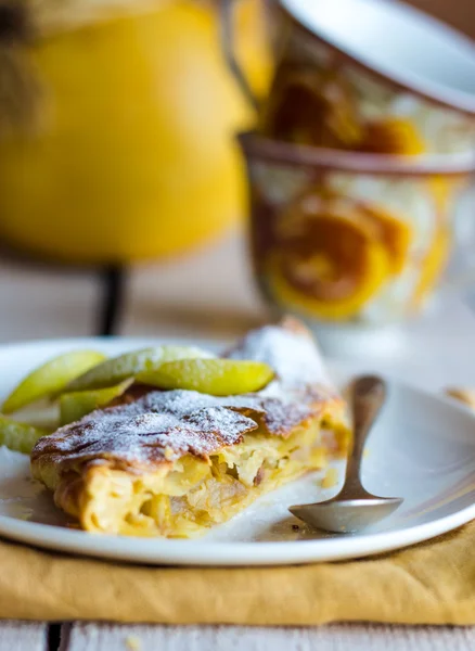 Strudel dessert aux poires sur une assiette blanche , — Photo
