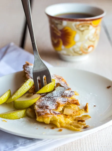 Десерт яблочный штрудель на белой тарелке, вилка — стоковое фото