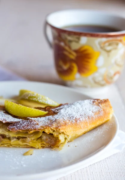 Strudel tatlı armut bir beyaz ile plaka, dikey