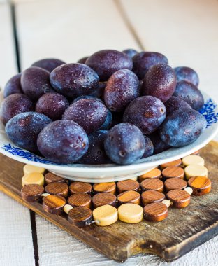 bir beyaz tahta üzerinde taze sulu Erik 