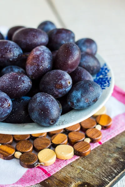 Ciruelas jugosas frescas en una pizarra blanca —  Fotos de Stock