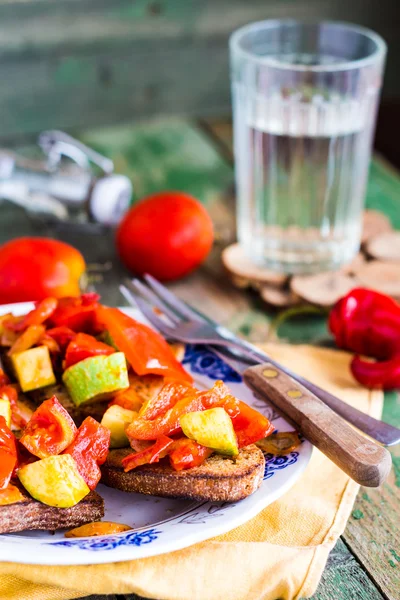 Panino al pane di segale con verdure grigliate, antipasto vegetariano — Foto Stock