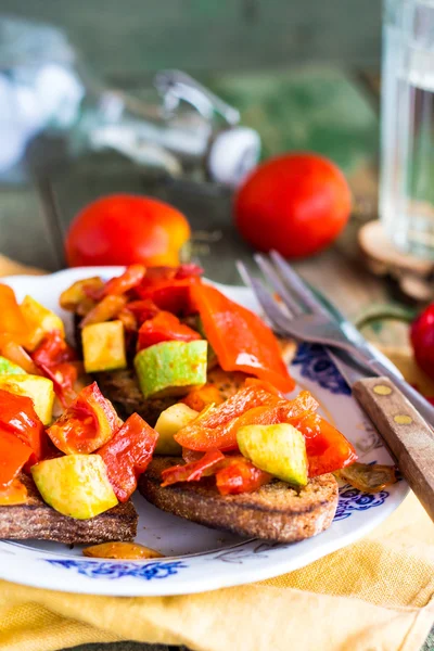 Sándwich de pan de centeno con verduras a la parrilla, aperitivo vegetariano —  Fotos de Stock
