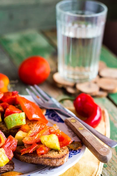 Tostadas de centeno a la parrilla con verduras. aperitivo vegetariano —  Fotos de Stock