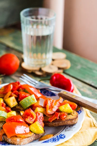 Tostadas de centeno a la parrilla con verduras. aperitivo vegetariano —  Fotos de Stock