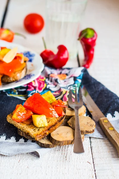 Vegetarian appetizer fried bread with vegetables on wood — Stock Photo, Image