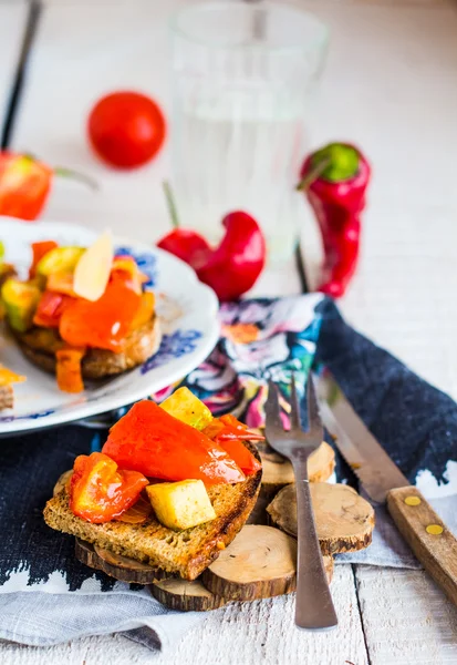 Aperitivo vegetariano pan frito con verduras en madera — Foto de Stock