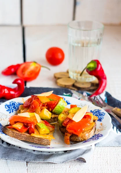 Vegetarian appetizer bread with vegetables — Stock Photo, Image