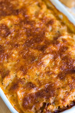 bir kara tahta üzerinde beyaz bir kase mantar eti lazanya 