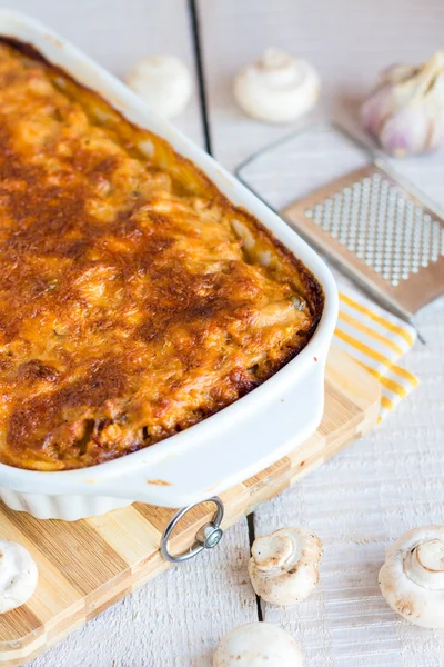 Lasagne di carne con funghi, cucina italiana — Foto Stock