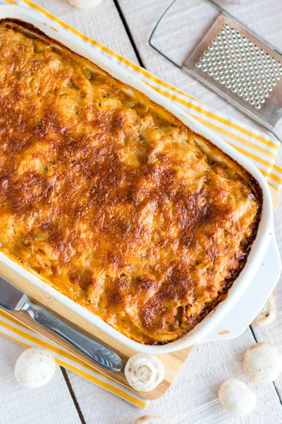 Lasagne mięsne z pieczarkami, dania kuchni włoskiej — Zdjęcie stockowe