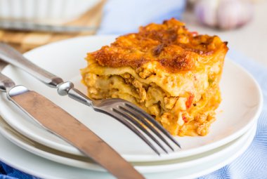 bir tabak mantarlı et lazanya parça çatal bıçak takımı 