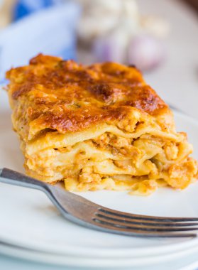 yuvarlak bir tabak mantarlı lazanya et parçası 