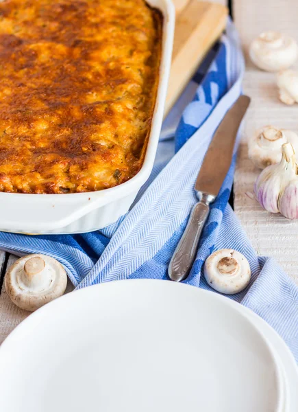 Ha alimentato il piatto di lasagne di carne su belots — Foto Stock