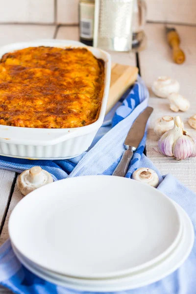 Karmione danie lasagne mięsne na belots — Zdjęcie stockowe