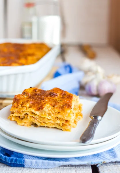 मशरूम, इतालवी व्यंजनों के साथ मांस lasagna का टुकड़ा — स्टॉक फ़ोटो, इमेज